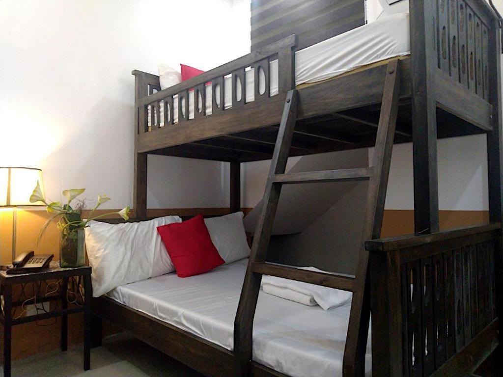 Jil'S Apartelle Tagaytay City Buitenkant foto